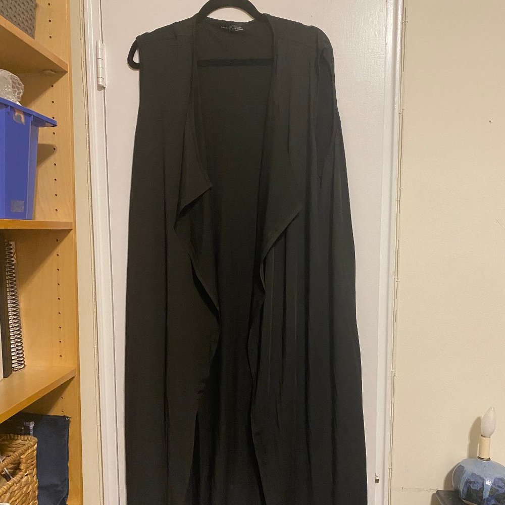 Black sleeveless kimono